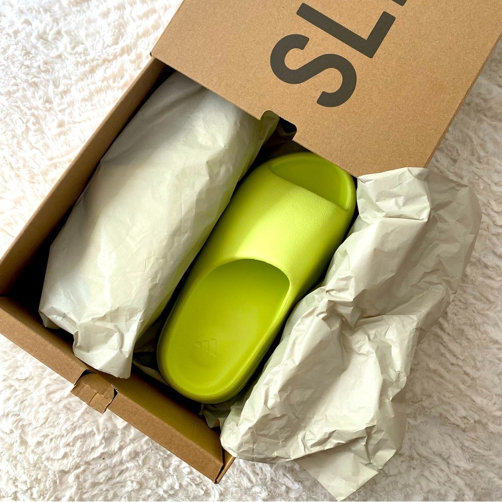 💚🦠Adidas Yeezy Slides Glow Green (HQ6447) Men's Size 7 Women’s 8 - 8.5 🦠💚